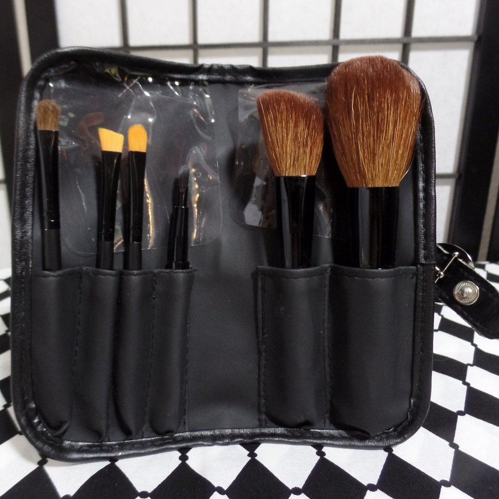 NWOT Crown Travel Makeup Brush Set